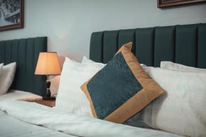 Postel nebo postele na pokoji v ubytování Central Sapa March Hotel