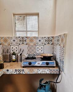 Balay Karajaw Island Home 12pax في جنرال لونا: مطبخ مع موقد ونافذة +14 صورة