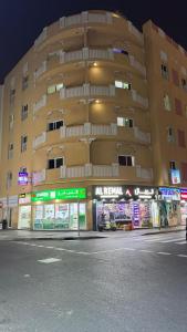ドバイにあるYour Perfect 1BHK Apartmentの夜の街路にある大きな建物