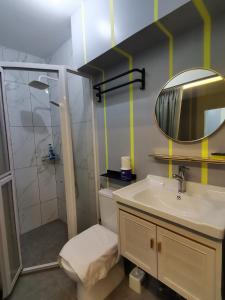 Un baño con ducha, lavabo y espejo. en Ampang Hilir KL City Boutique Residence, en Kuala Lumpur