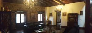 A seating area at Hotel Rural Palacio de Galceran