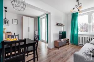 een woonkamer met een tafel en een eetkamer bij Stylish Studio Oldtown in Gdańsk +3 foto's