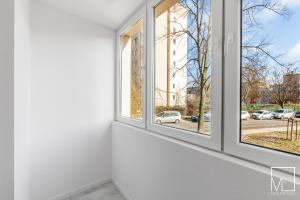 een lege kamer met ramen die uitkijken op een straat bij Stylish Studio Oldtown in Gdańsk