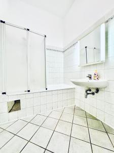 ウィーンにあるComfy 3BR in a Shared Apt, 10Min to FAC Platzの洗面台と浴槽のある白いバスルーム +76枚の写真