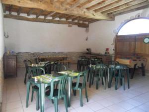 une salle à manger avec des tables et des chaises vertes dans l'établissement Camping 3 étoiles - Piscine - eecbgf, à Urt
