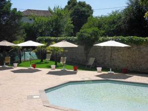 une piscine avec parasols et chaises dans l'établissement Camping 3 étoiles - Piscine - eecbgf, à Urt 16 autres photos