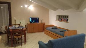 ペスカーラにあるCasa Del Soleのベッド、テーブル、テレビが備わる客室です。