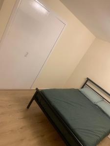 1 dormitorio con 1 cama en el ático en Lovely Milton Keynes Double Room, en Milton Keynes