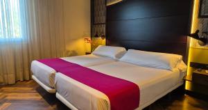 博尔穆霍斯沃提斯塞维利亚尔贾拉菲旅馆的房间里有一张大床的卧室