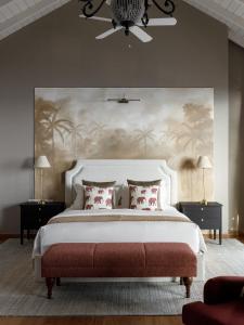 ゴールにあるThe Archives Galle Fort - Hotel , Restaurant & Cocktail Barのベッドルーム1室(大型ベッド1台付)