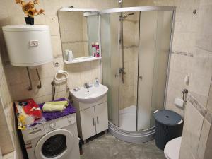 ein Badezimmer mit Dusche, Toilette und Waschbecken in der Unterkunft Toni Apartment in Trogir