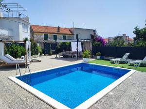 ein Swimmingpool im Hinterhof eines Hauses in der Unterkunft Toni Apartment in Trogir