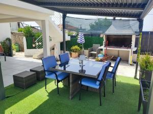 Ein Garten an der Unterkunft Toni Apartment
