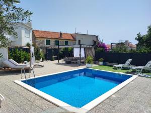 Der Swimmingpool an oder in der Nähe von Toni Apartment