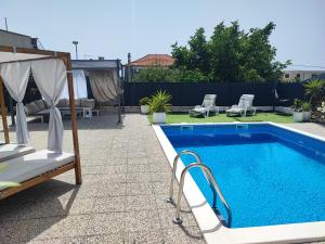 Der Swimmingpool an oder in der Nähe von Toni Apartment