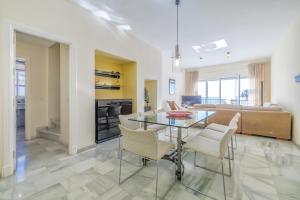 comedor y sala de estar con mesa de cristal y sillas en Luxury Duplex Sea Views La Cala Beach, en La Cala de Mijas