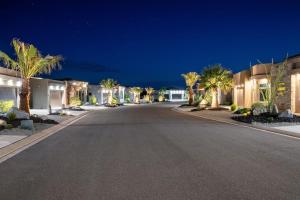 een lege straat 's nachts met huizen en palmbomen bij Desert Dreaming in Washington
