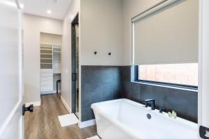 een badkamer met een wit bad en een raam bij Desert Dreaming in Washington +40 foto's