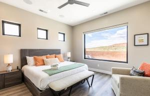 een slaapkamer met een bed en een raam bij Desert Dreaming in Washington