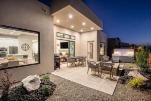 een eetkamer en woonkamer van een huis bij Desert Dreaming in Washington