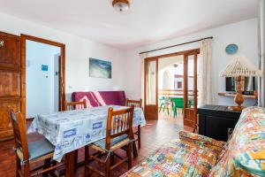 a living room with a table and a couch at Ullastres II in Punta Grossa