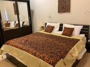 a bedroom with a large bed and a mirror at Thailand Dream Village E09 in Klaeng