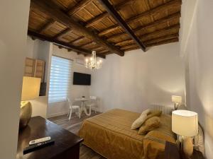 a bedroom with a bed and a table in a room at Urbana 33 in Rome