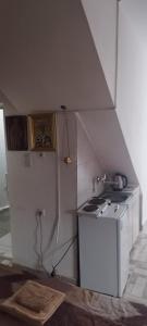 eine Küche mit Herd und weißem Kühlschrank in der Unterkunft Small apartment with private bathrooms STRONG INTERNET in Belgrad + 7 Fotos