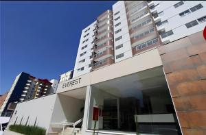 a building in front of a tall building at Everest Flat Conforto, Lazer e Localização Central in Caldas Novas