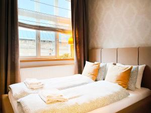 Кровать или кровати в номере Welcoming Apartments with bedrooms and Air Conditioning, city center