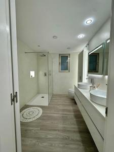 Un baño con dos lavabos y una ducha. en Dream home Beny, en Palm-mar