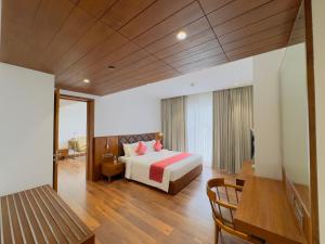 Gokulam Grand Kozhikode客房内的一张或多张床位