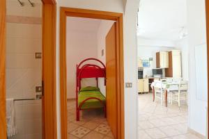 a hallway leading to a kitchen and a dining room at Casa Laura 1 a soli 20 mt dalla spiaggia di San Pietro in Bevagna in San Pietro in Bevagna