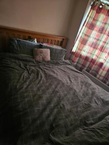 - un lit avec un oreiller dans l'établissement Mama jos, à Manchester