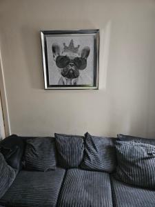 une photo d'un chien portant une couronne au-dessus d'un canapé dans l'établissement Mama jos, à Manchester