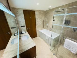 Gokulam Grand Kozhikode的一间浴室