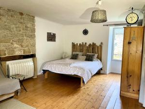 Postel nebo postele na pokoji v ubytování "Gîtes du Fraysse", au paradis des oiseaux, Charme et Tradition du Périgord + 20 fotografií