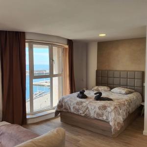 Ένα ή περισσότερα κρεβάτια σε δωμάτιο στο Center Marina view Gold Studio
