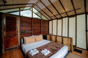 Postel nebo postele na pokoji v ubytování Nirata Treehouse
