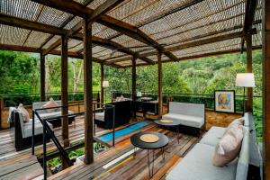Posezení v ubytování Nirata Treehouse