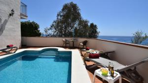 The swimming pool at or close to Villa Maro Casitas Select
