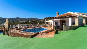 una casa con piscina nel cortile di Casa Amparo Casitas Select a Frigiliana