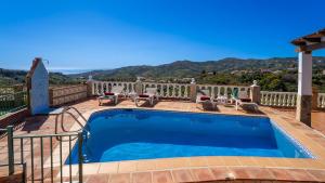 una piscina su un balcone con vista di Casa Amparo Casitas Select a Frigiliana