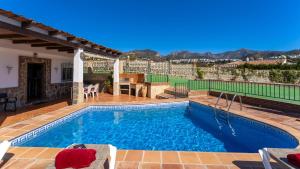 una piscina al centro di una casa di Casa Amparo Casitas Select a Frigiliana