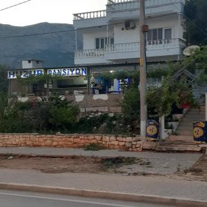 a building on the side of a street at Huzur Pansiyon in Aydıncık