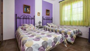 フリヒリアナにあるVilla Franciscoの紫の壁のベッドルーム1室(ベッド2台付)