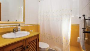 フリヒリアナにあるVilla Franciscoのバスルーム(洗面台、トイレ、シャワーカーテン付) +25枚の写真