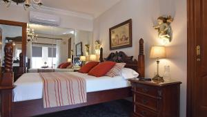 A bed or beds in a room at Casa Jimena Még 22 kép
