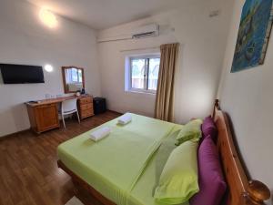 Televízia a/alebo spoločenská miestnosť v ubytovaní Sensi Hotel
