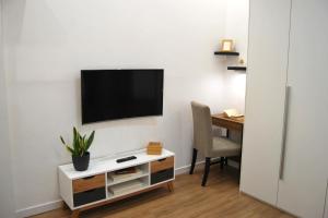 A television and/or entertainment centre at Rosato Suites 2 - Appartamento moderno e confortevole con spazio esterno tra Mondello e il centro storico